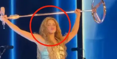 Shakira pëson incident  rrëzohet në koncert dhe 
