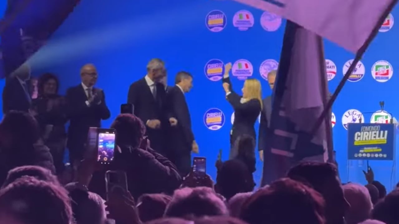 kush-s-kercen-eshte-komunist-fushata-e-melonit-si-nje-ndeshje-futbolli-kryeministrja-italiane-bashkohet-me-korin-e-qytetareve-video