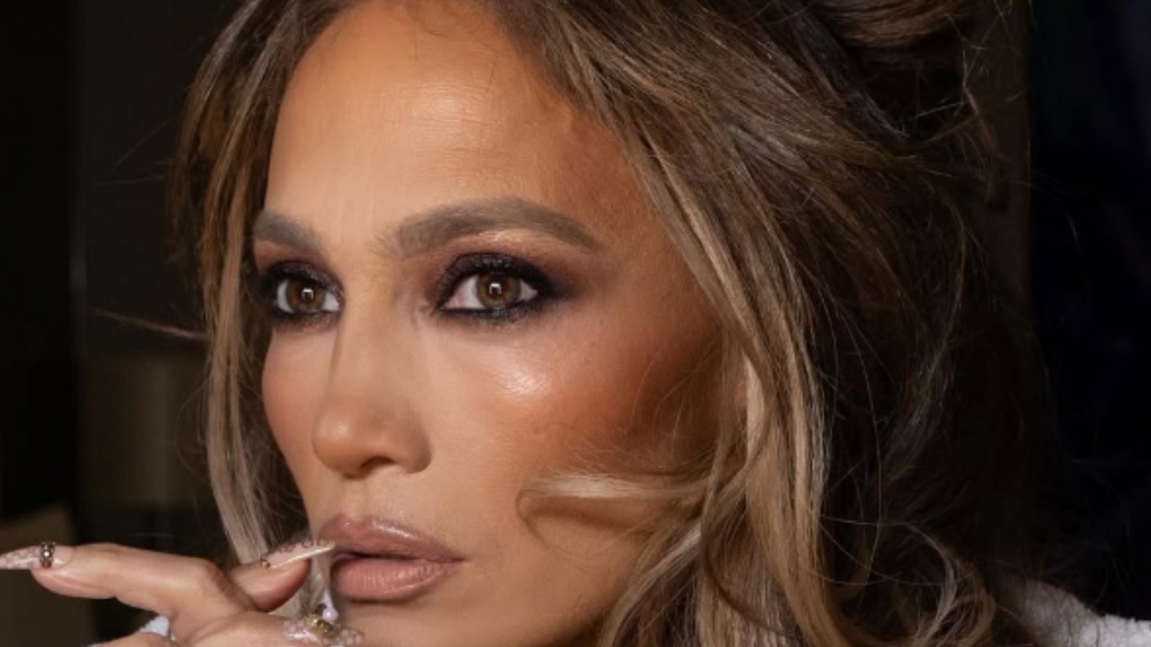 e-gjithe-vemendja-tek-ajo-jennifer-lopez-cmend-fansat-me-fotot-me-bikini