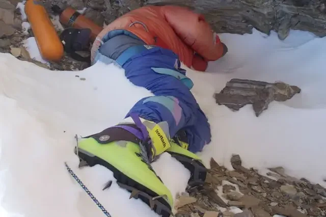 zbulohet-pas-3-dekadash-misteri-i-alpinistit-cizmet-e-gjelbra-ne-everest
