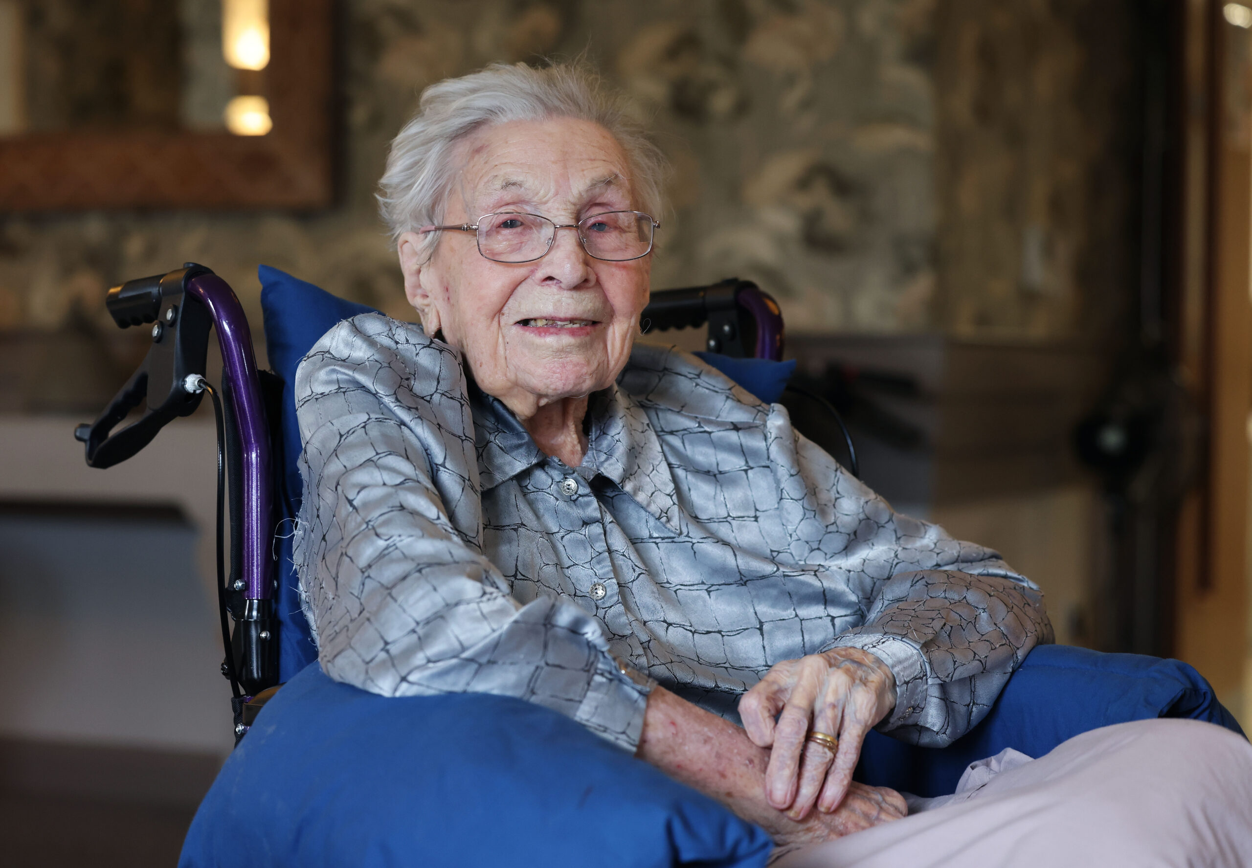 112-vjecarja-zbulon-sekretin-e-jetegjatesise-mos-u-ktheni-te-ish-at