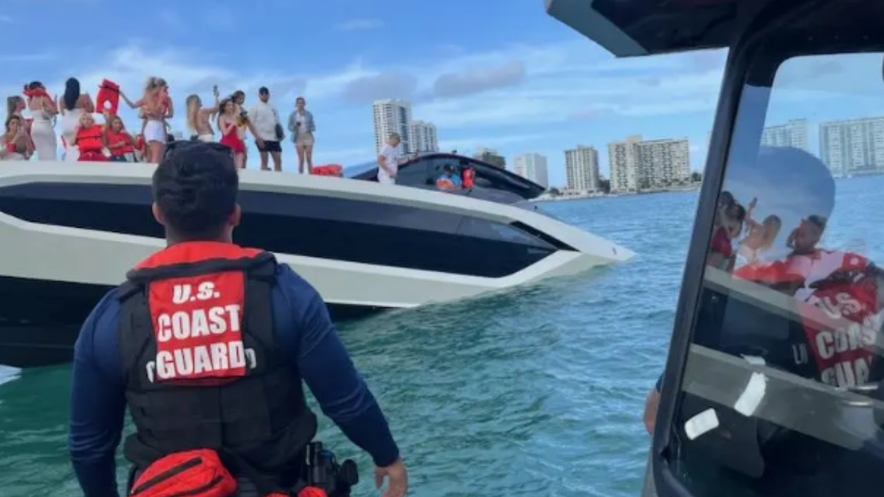 FOTO VIDEO  Bllokohen 30 influencuese të veshura me bikini   Lamborghini  me vlerë 4 5 milionë dollarë u përmbys