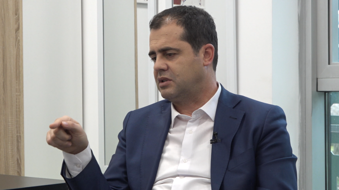 pd-s-fiton-kurre-ish-deputeti-s-kursen-bylykbashin-hipokrit-bashkuat-votat-per-nje-karrige-te-qelbur-per-menderen-tuaj