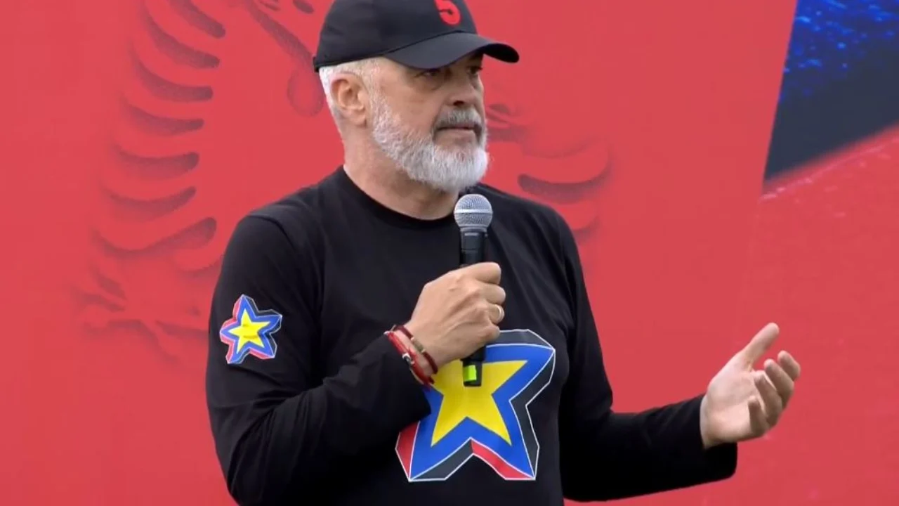  Bufit ia kam ndjerë erën që ditën e parë kur e pashë tek Qytet Studenti   Rama  Komunist me pardesy të bardhë