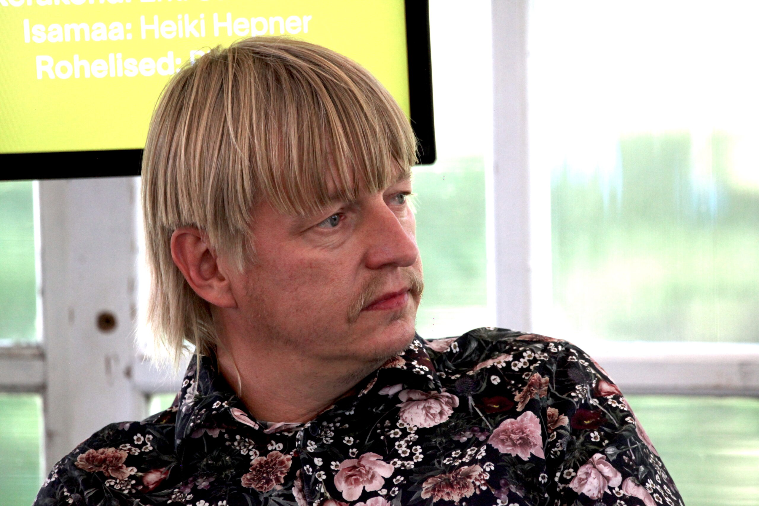 video-politikani-behet-viral-per-stilin-e-pazakonte-te-flokeve-te-tij-qe-i-ngjajne