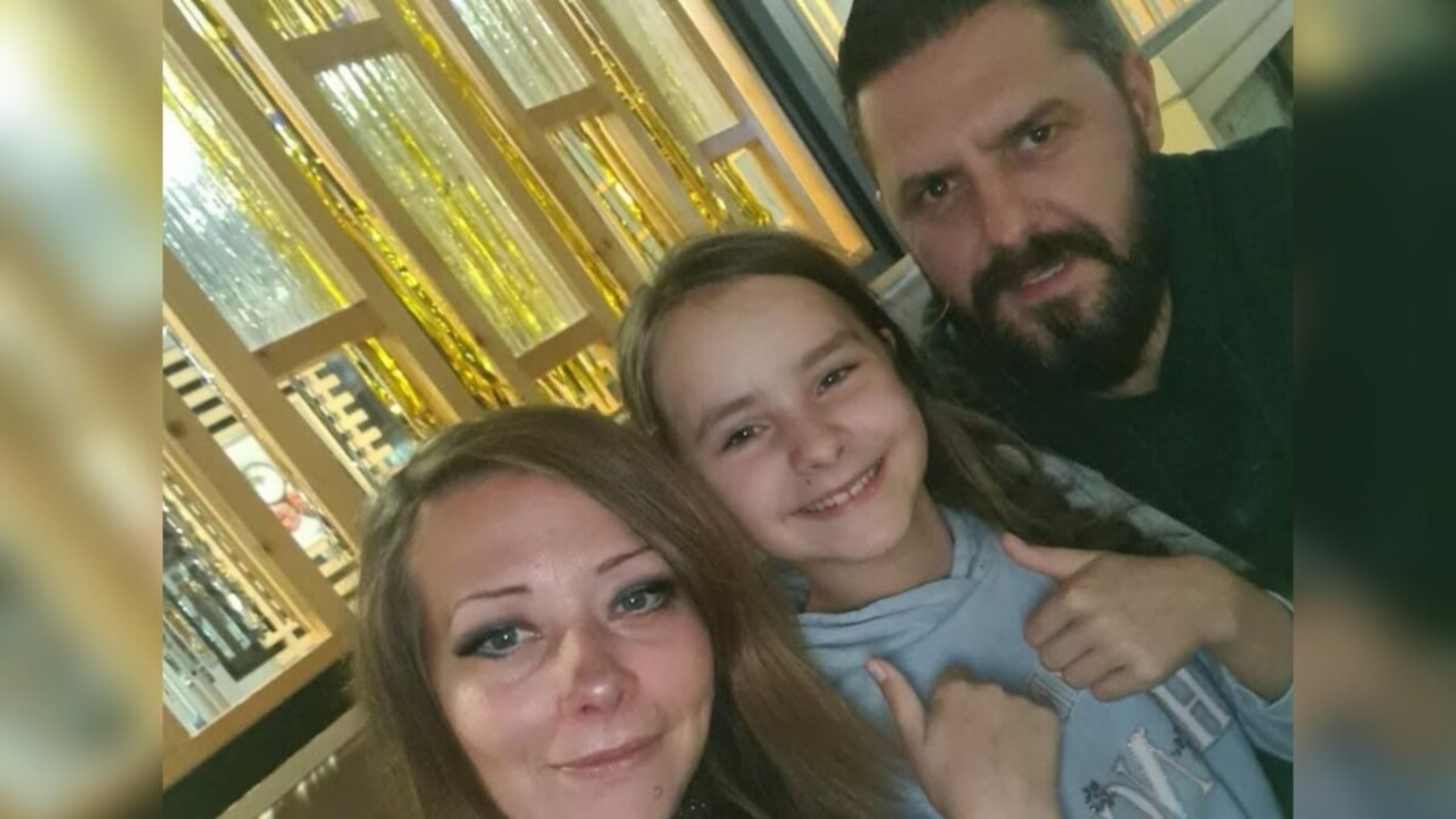  Më tha që ishte këngëtar por unë nuk e njihja     Bashkëshortja e Mirit tregon se si u njoh me babain e vajzës së saj  Ishte shumë i bukur 