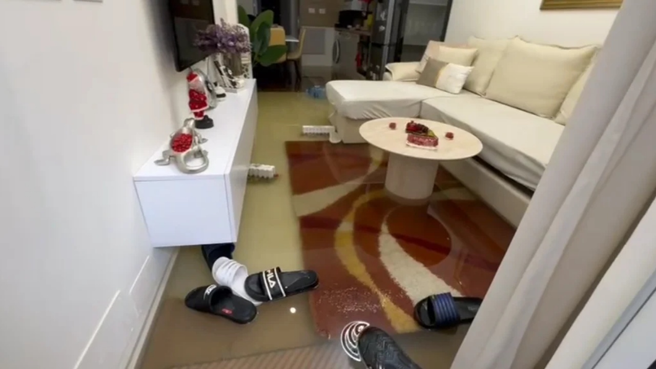 video-situate-e-rende-nga-moti-i-keq-uji-hyn-brenda-shtepise-ne-durres