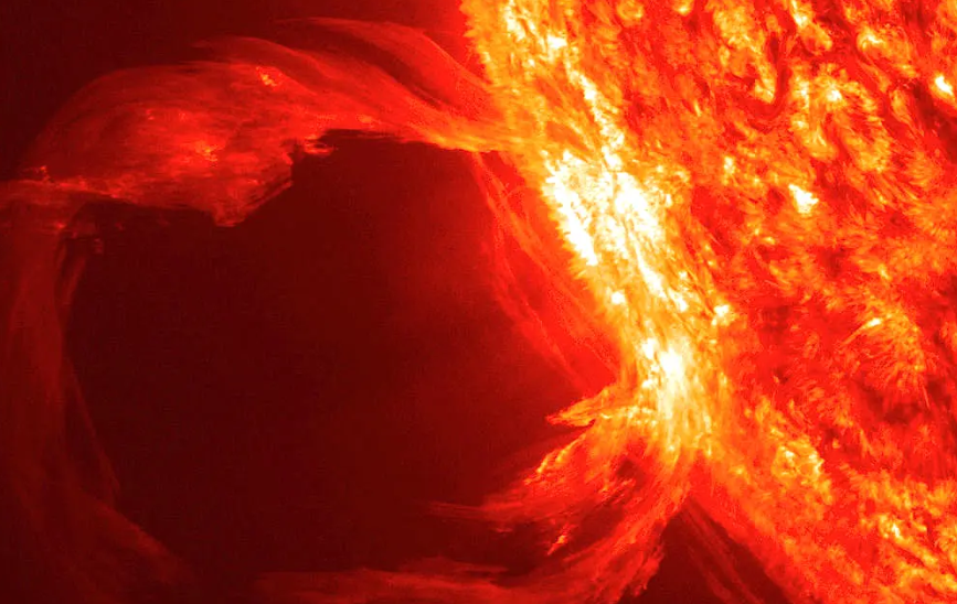 Shpërthimet e mëdha nga dielli mund t i dhurojnë spektakël eklipsit diellor