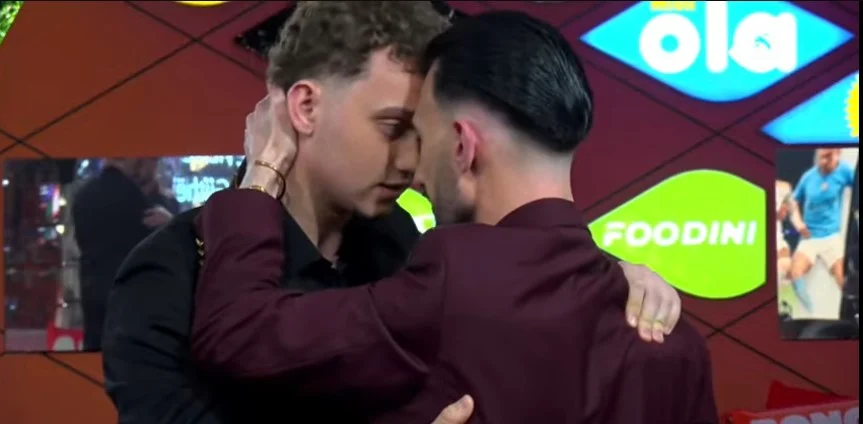 dy-vellezerit-i-bejne-surprizen-e-papritur-kristi-shperthen-ne-lot