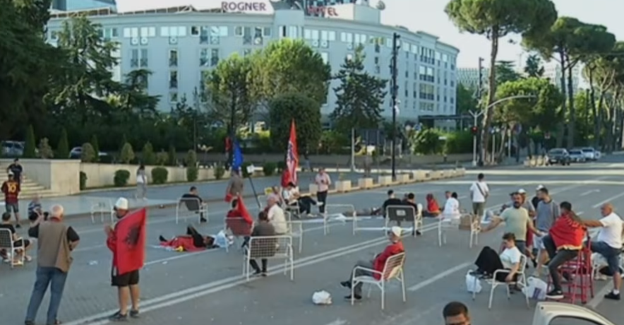 protestuesit-flene-dhe-zgjohen-perpara-kryeministrise-kalojne-diten-me-cader-plazhi-bulevardi-i-bllokuar-pergjate-gjithe-dites