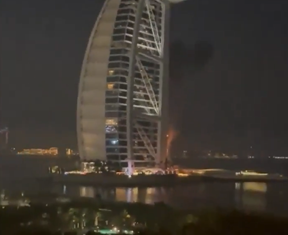 Dronët iranianë nuk kursejnë as hotelin ikonik në Dubai