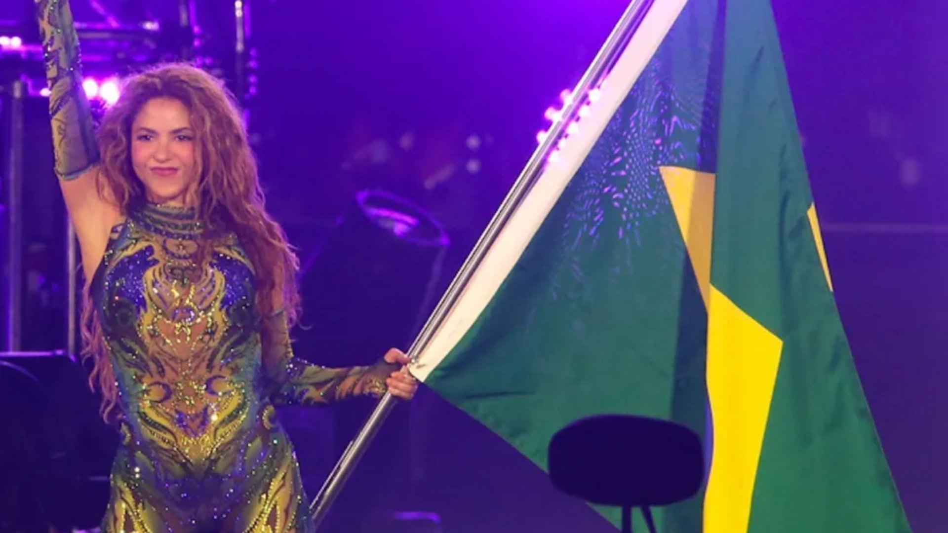 VIDEO  Pjesëmarrje historike  Shakira ndez Copacabana në Brazil  Mbi 2 milionë njerëz mblidhen në koncertin e saj falas   