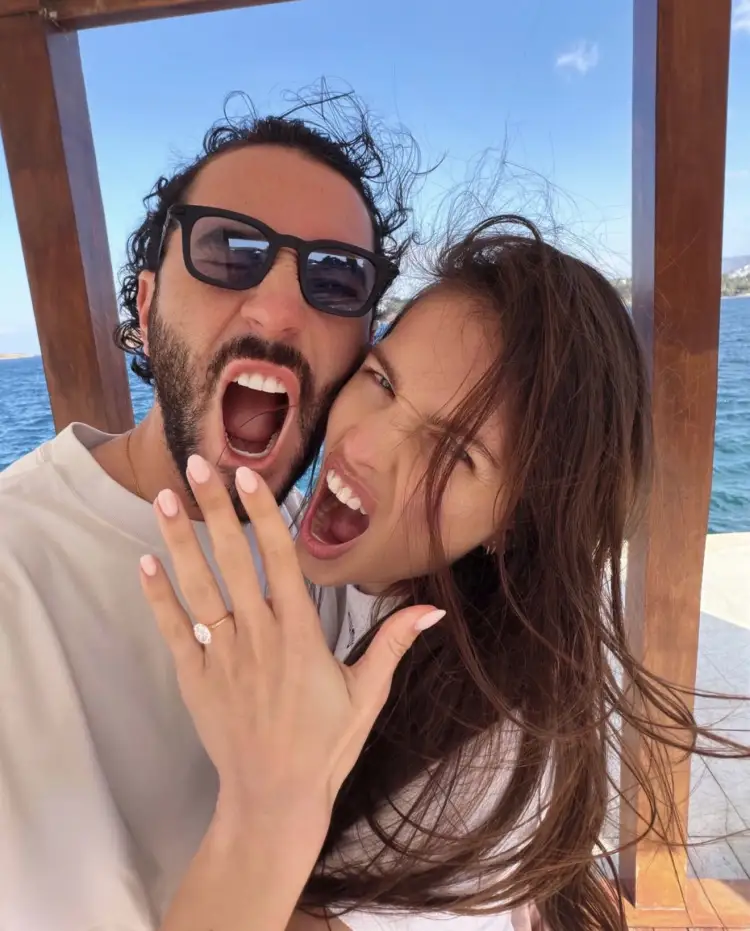 FOTOT/ Dikur 'vajza më e bukur në botë', modelja e njohur fejohet me  aktorin francez | Gazeta Shqip