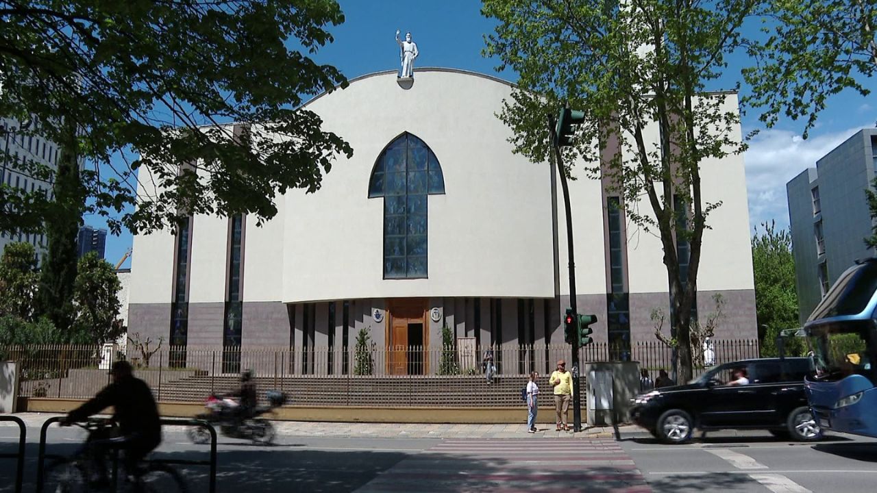 Bien këmbanat për Papa Franceskun  në orën 18 00 në kishat katolike në Shqipëri mbajnë meshat e lutjes për Atin e Shenjtë