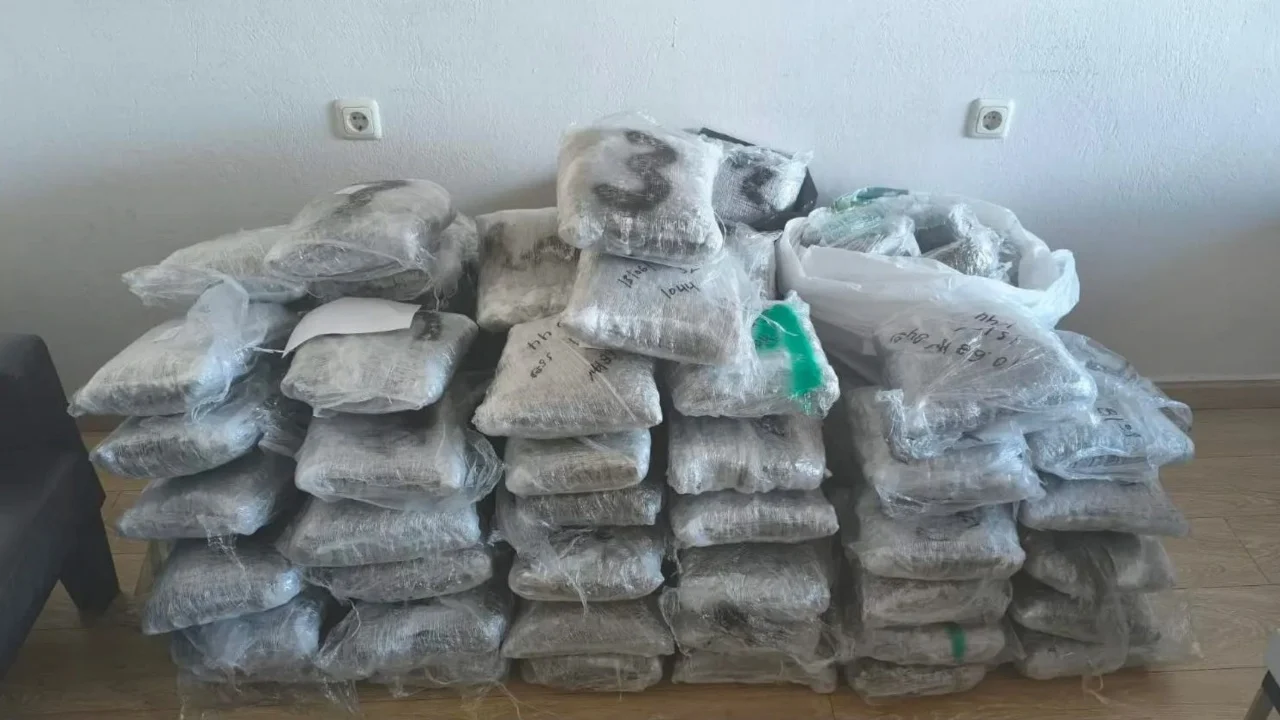 sekuestrohen-96-kg-marijuane-ne-kufirin-greko-shqiptar-kapet-ne-igumenice-nje-tjeter-ngarkese-e-madhe-dyshohet-se-mund-te-jete-trafikuar-nga-saranda