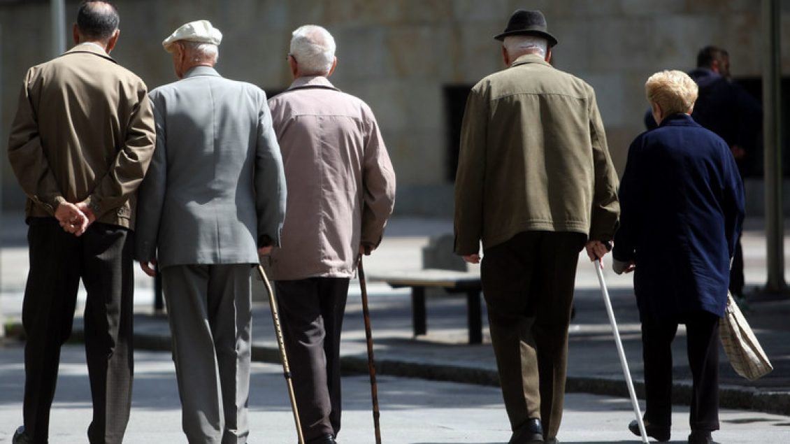 Pa radhë e vonesa  si bëhet transferimi i pensionit në bankë  Përfituesit duhet të plotësojnë    