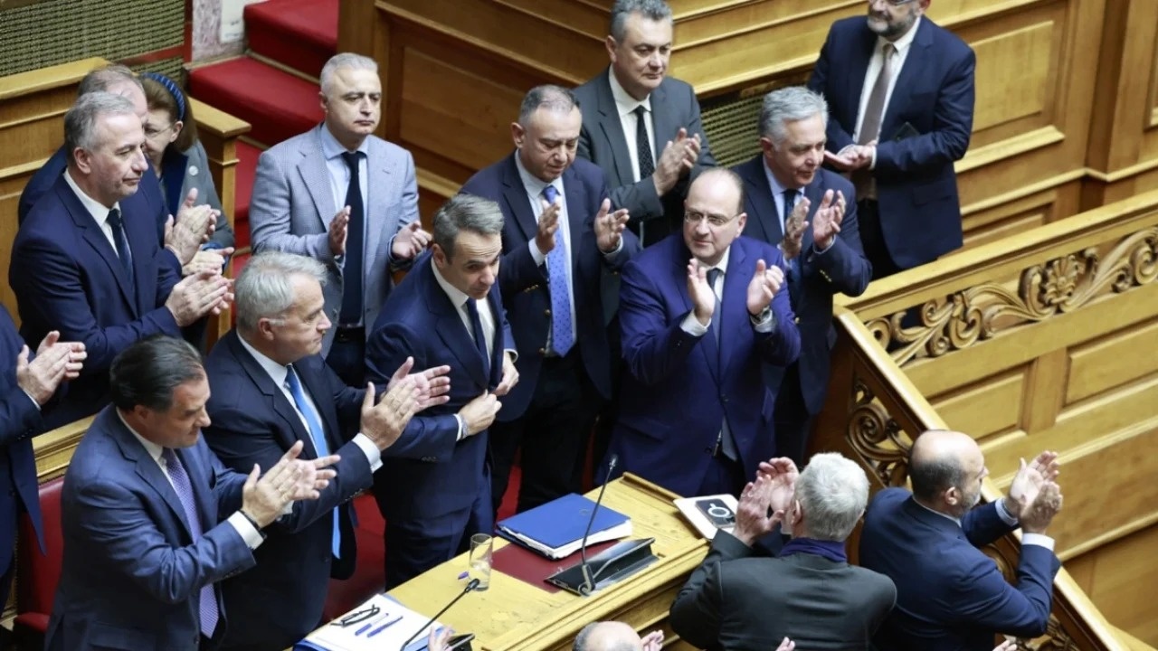  Mbijeton  Mitsotakis  141 deputetë nuk mjaftojnë për të rrëzuar qeverinë greke