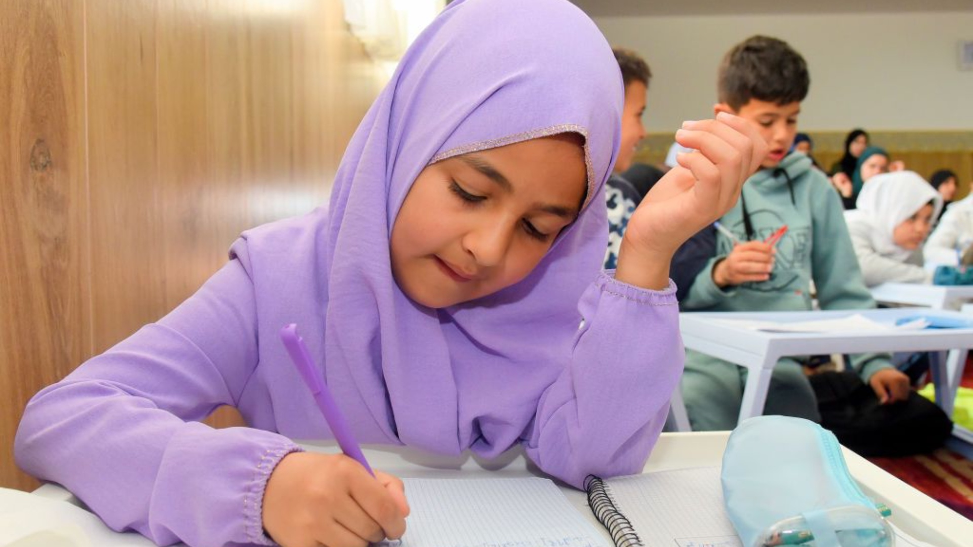  Kush refuzon  gjobë ose burg   Austria ndalon shaminë e kokës për vajzat nën 14 vjeç dhe 