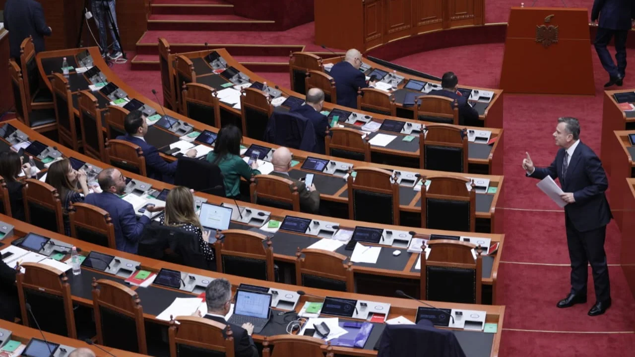 Tensions in Parliament, Flamur Noka hits Taulant Balla with a water bottle after the session is interrupted
