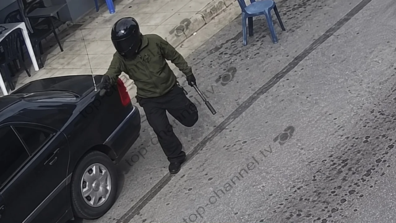 Me pistoletë silenciator në dorë  Dalin FOTOT e autorëve që ekzekutuan Tanin e Ruzhdiut në mes të Sarandës