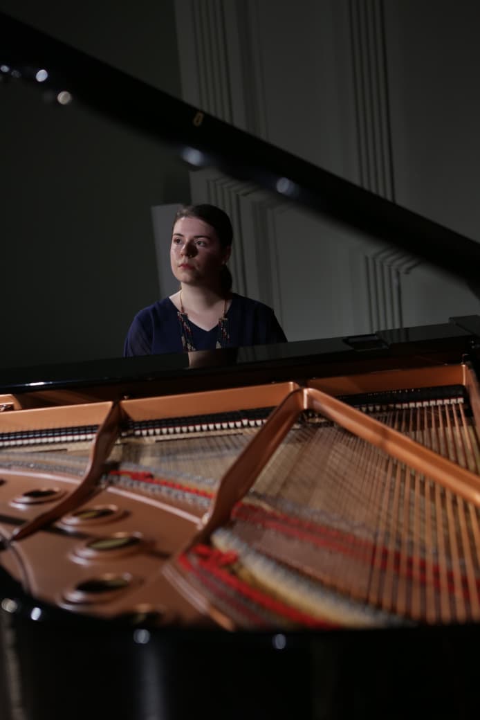 kur-pianoja-behet-gjuhe-rrugetimi-artistik-i-neda-stafes