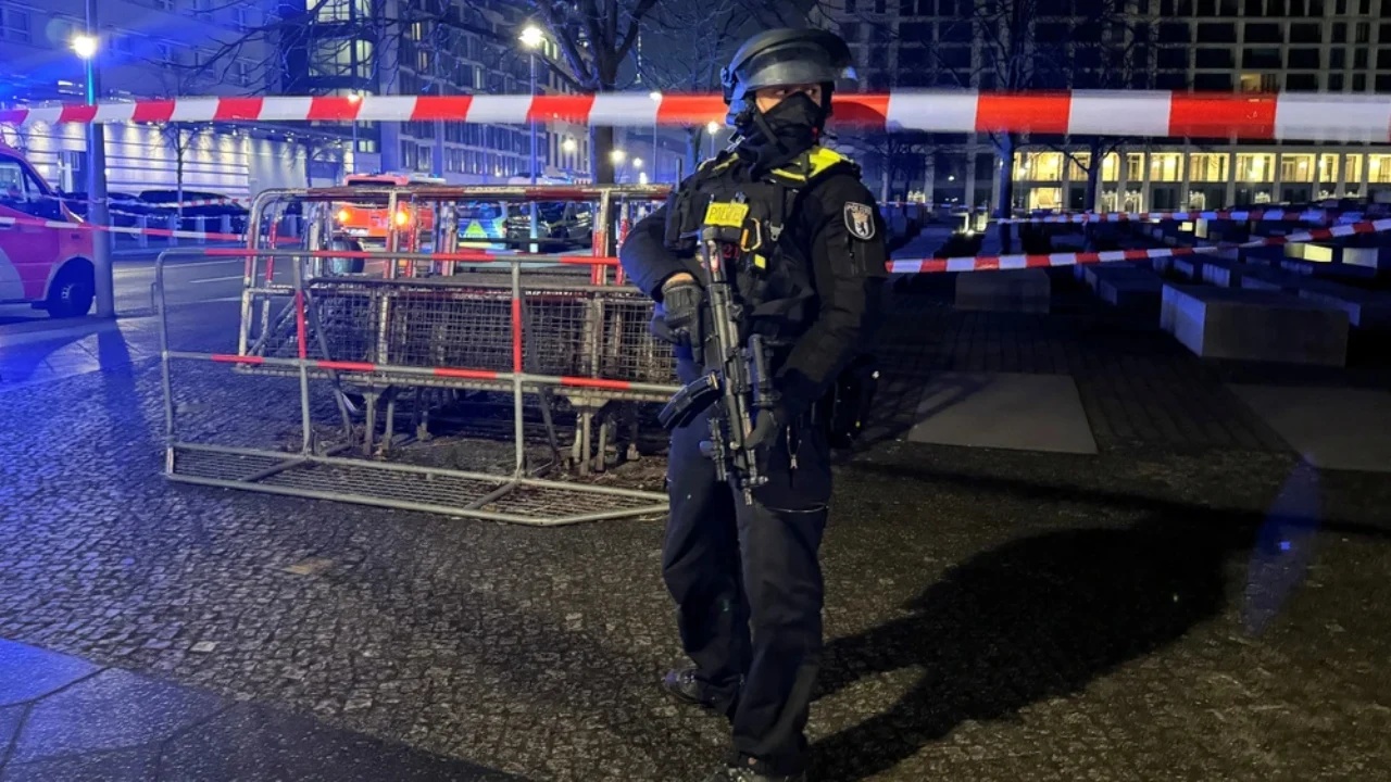 E RËNDË në Gjermani  Një burrë PLAGOSET me thikë në memorialin e Holokaustit në Berlin