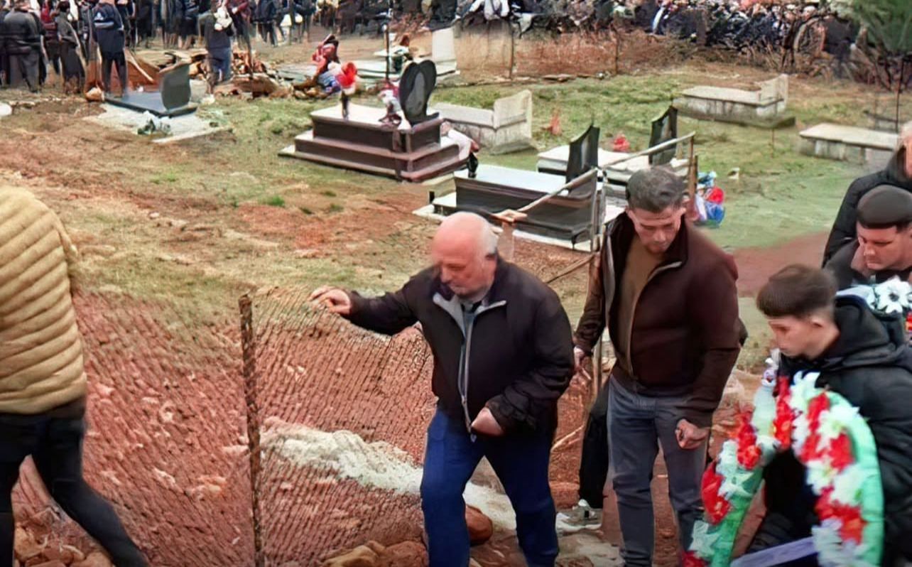 U ther me thikë nga bashkëmoshatari  Përcillet për në banesën e fundit 15 vjeçari