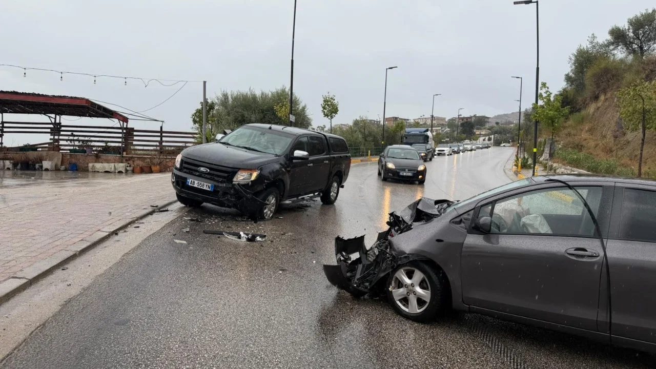 Dy automjetet bëhen copë në Sarandë  një person përfundon në spital  EMRAT 