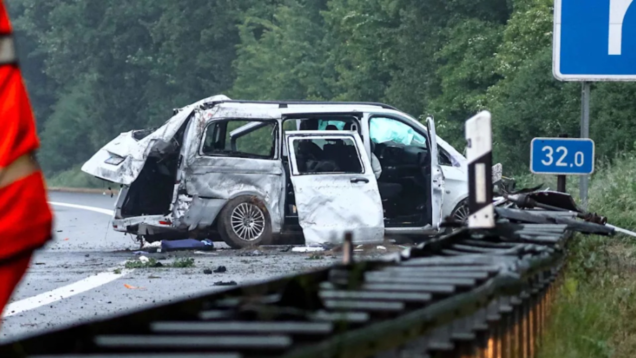 Po ktheheshin nga një festë familjare  Si ndodhi aksidenti i shqiptarëve në Gjermani  Minibusi u rrokullis disa herë 