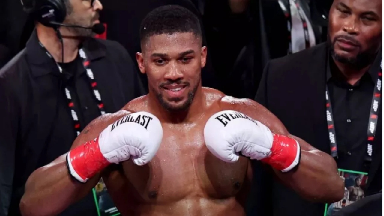  Lajmi i MADH      Xhaxhai deklaroi dorëheqjen e tij  boksieri i njohur ende nuk ka marrë një vendim