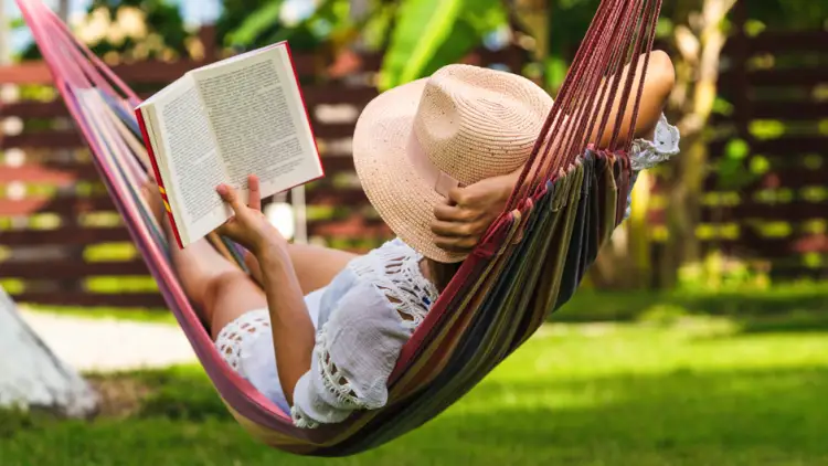 njihuni-me-zakonet-qe-njerezit-inteligjente-i-mbajne-larg-rrjeteve-sociale