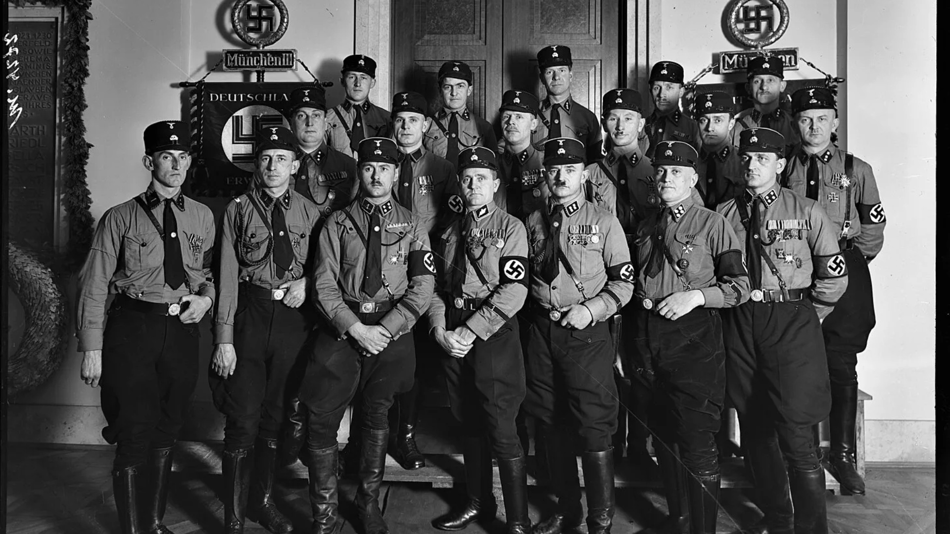 historia-tregon-se-e-verteta-pas-hugo-boss-dhe-uniformave-te-rajhut-te-trete
