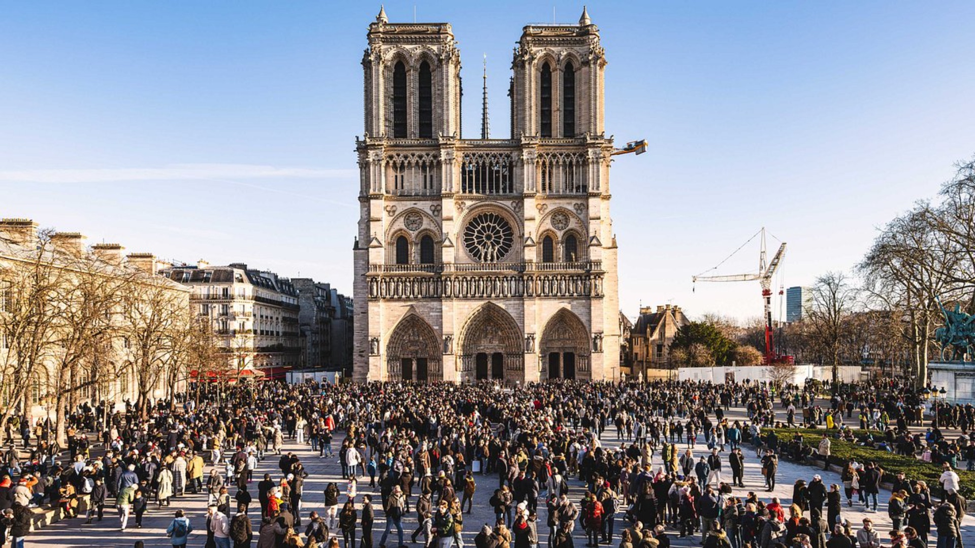 arkeologet-zbulojne-shekuj-histori-nen-sheshin-e-notre-dame-ne-paris