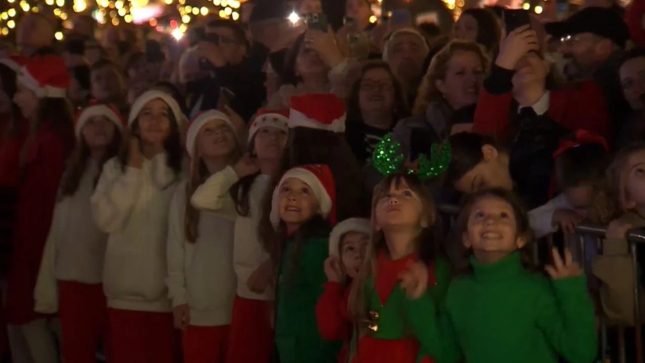 VIDEO e veçantë  Shkodra dhuron spektakël me ndezjen e dritave të pemës së Krishtlindjes