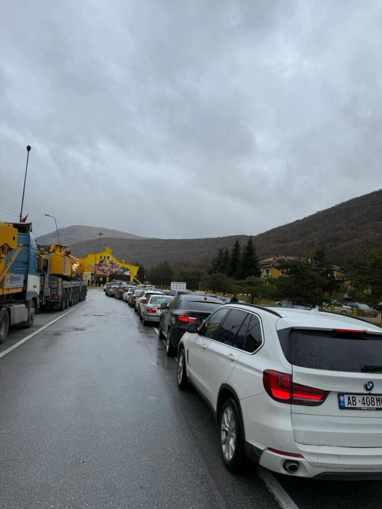 festat-28-29-nentori-fluks-automjetesh-ne-kapshtice-pala-greke-probleme-me-sistemin-e-ri