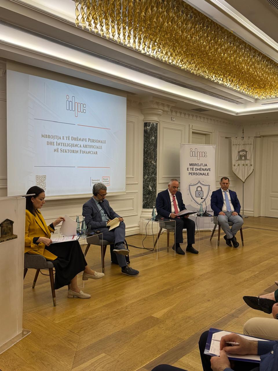mbrojtja-e-te-dhenave-personale-ne-epoken-e-inteligjences-artificiale-komisioneri-organizon-tryeze-diskutimi-me-sektorin-financiar