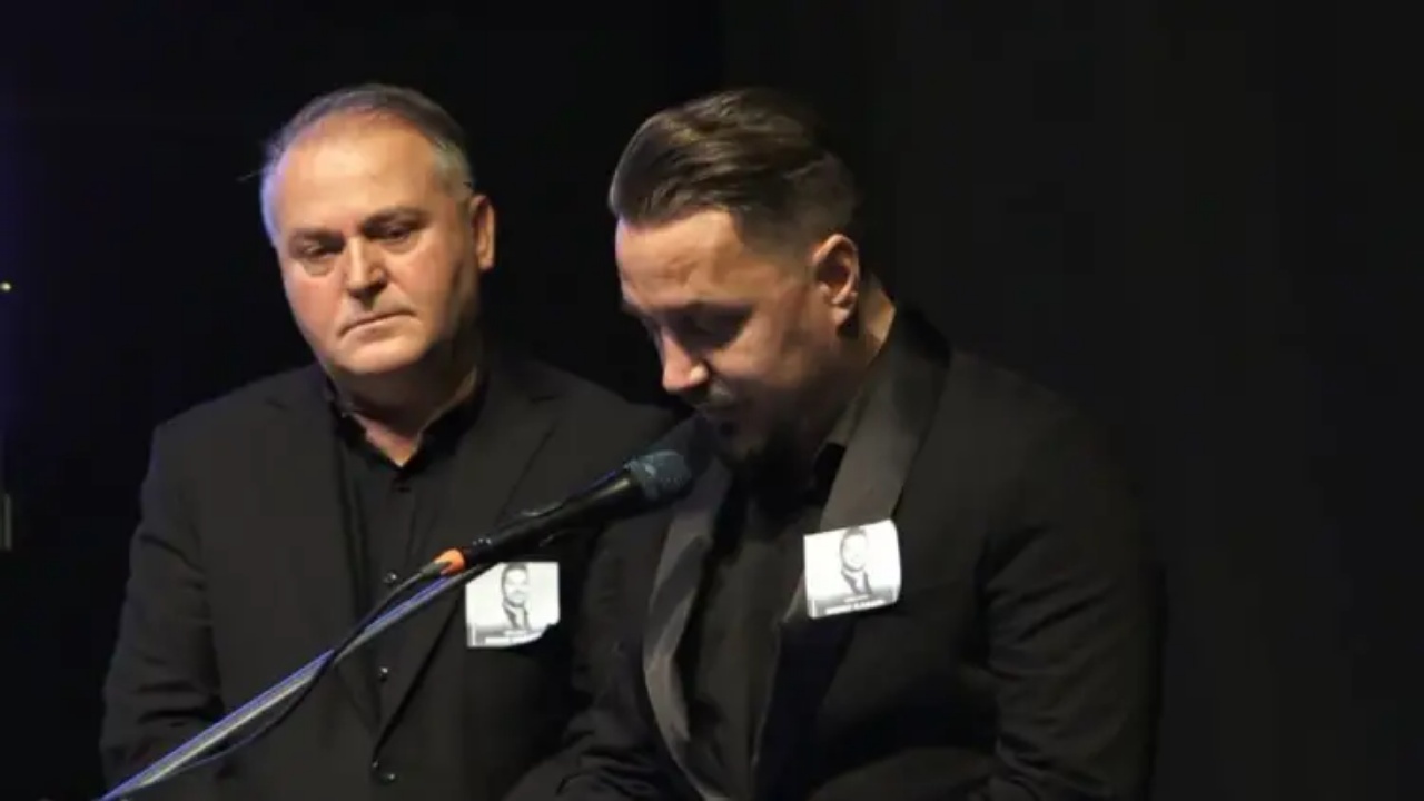 humbem-dike-qe-nuk-e-gjejme-me-blero-preket-gjate-homazheve-per-shpat-kasapin-dhemb-shume