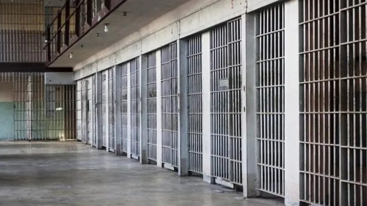 emrat-fusnin-droge-ne-burgun-e-elbasanit-kush-eshte-polici-i-arrestuar-i-paraburgosuri-dhe-familjarja-e-tij