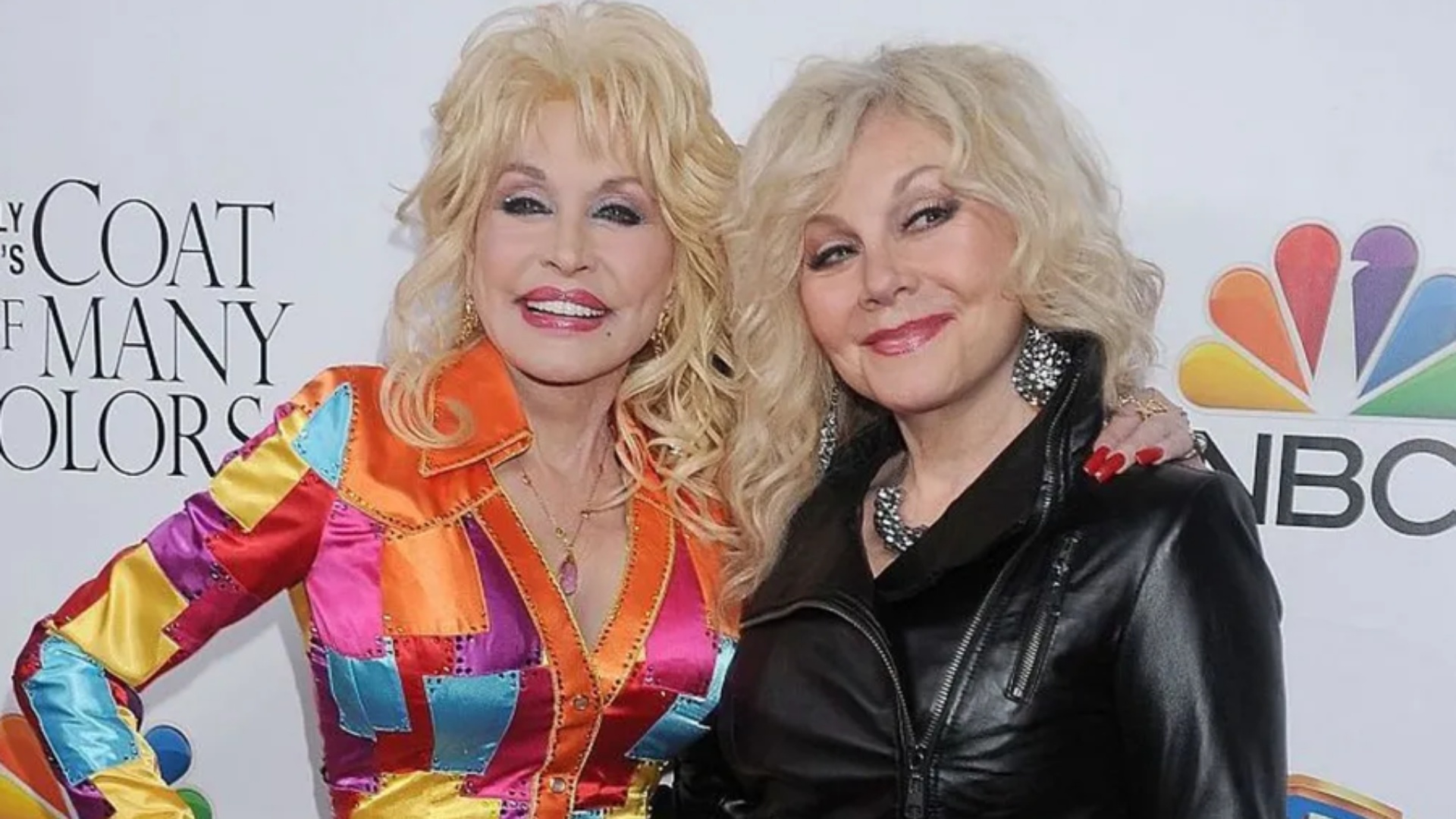 homazhet-ndaj-kengetares-motra-e-dolly-parton-u-ben-thirrje-fansave-ndaloni-postimet-e-rreme-me-ia