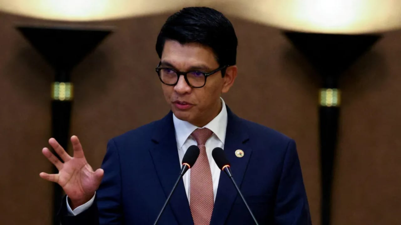 donin-te-me-vrisnin-presidenti-ia-mbath-nga-protestat-e-dhunshme-te-te-rinjve-ne-madagaskar-ku-ndodhet-ai
