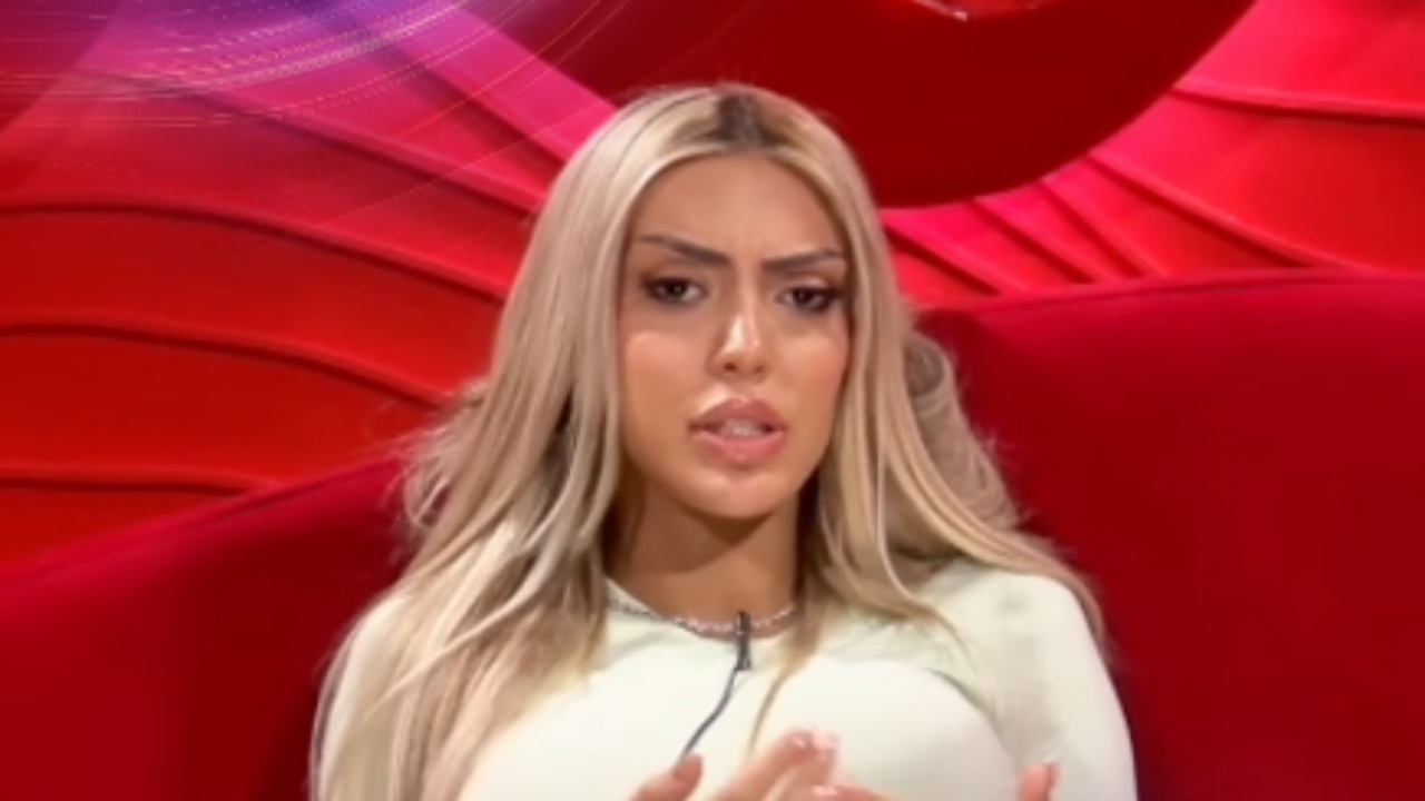 mateo-po-rrinte-me-selin-me-nje-vajze-qe-as-deklarata-e-papritur-e-brikenes-te-dhoma-e-rrefimit-dua-ta-mbyll-me-te