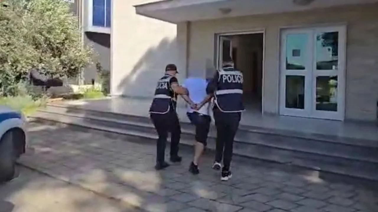 Tentuan të vrisnin me sopatë një person  pas babait arrestohet edhe i biri  po tentonte të largohej për në Greqi