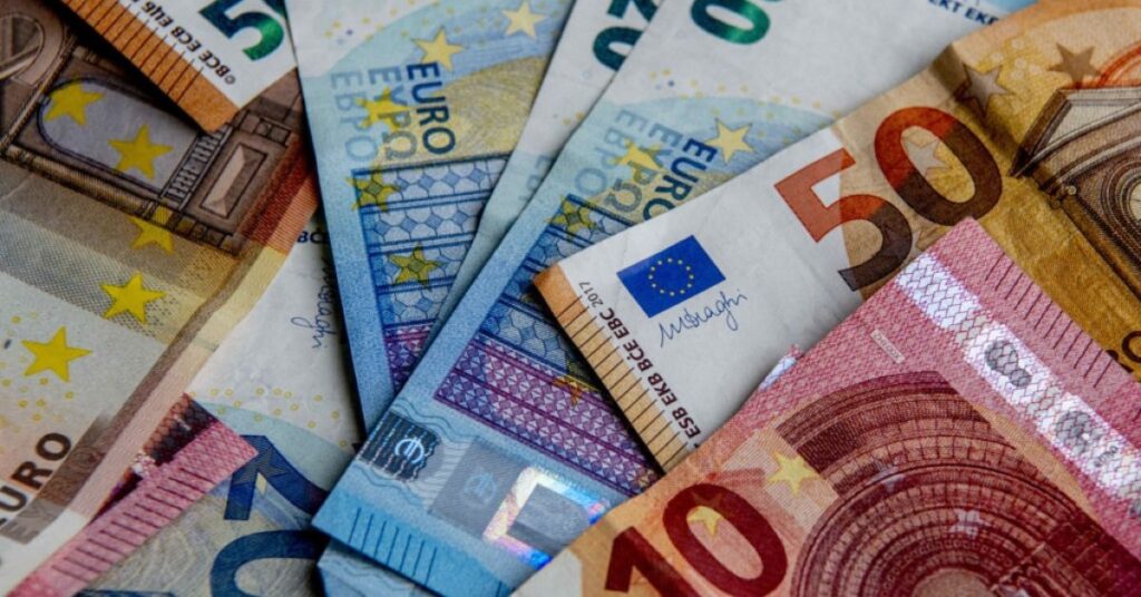 Afrimi i fundjavës e zbret EURON në minimum të ri historik