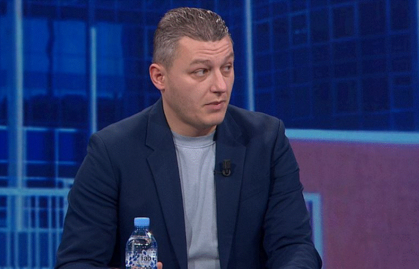 mamaja-mendoi-se-babai-e-braktisi-ndaj-me-braktisi-mua-historia-e-trishte-e-zyrtarit-te-ps-qe-u-rrit-ne-jetimore-kur-u-takova-me-babain