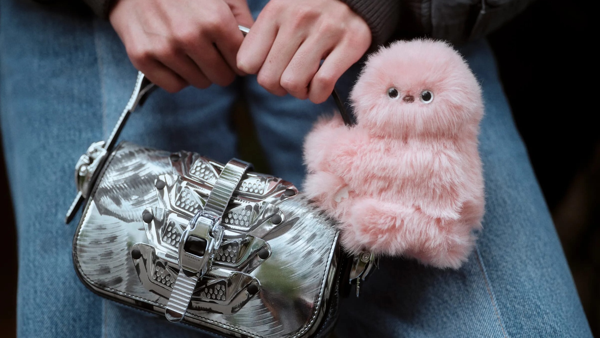 Bye bye Labubu  TRENDI I RADHËS quhet Mirumi dhe lëviz kokën dhe   