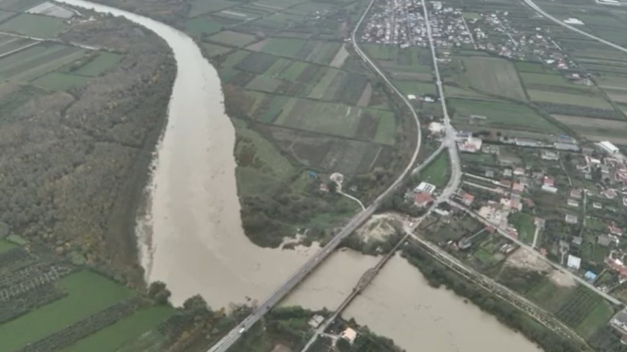 lumi-vjosa-rrezik-per-tokat-bujqesore-ne-fier-kreu-i-emergjencave-civile-situata-ne-alert-niveli-i-prurjeve