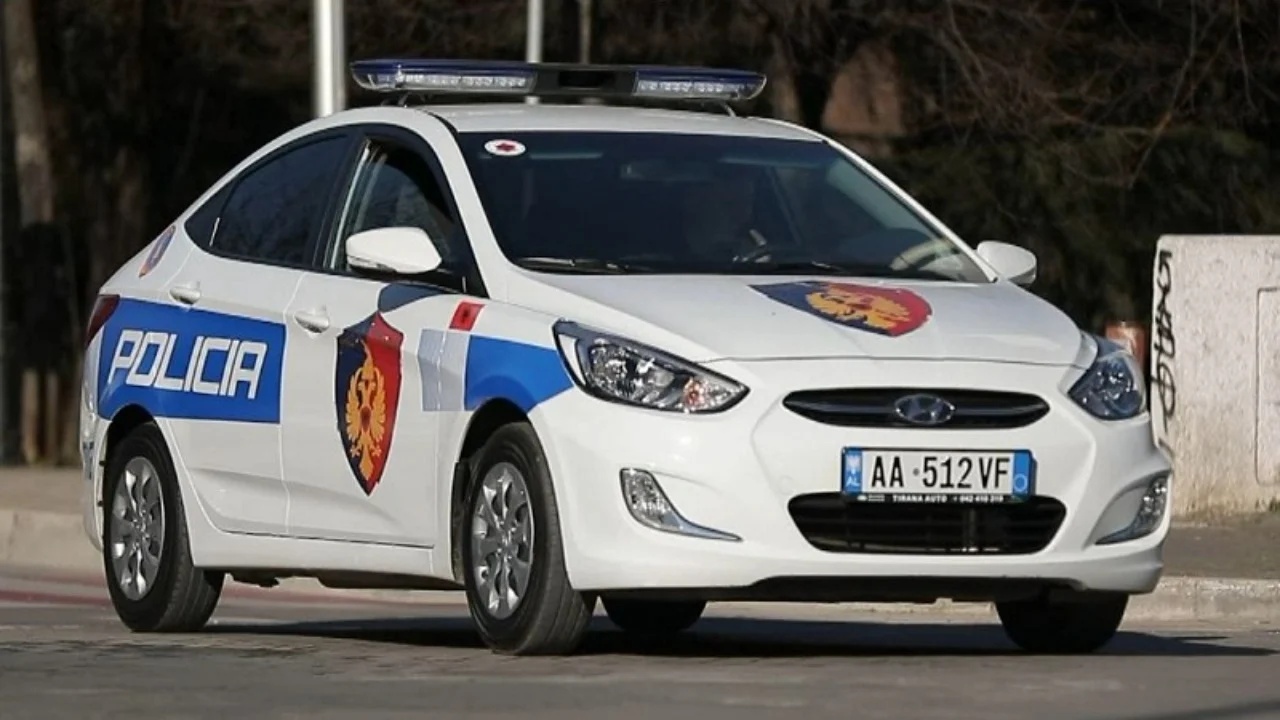 E RËNDË në Berat  42 vjeçarja qëllon me thikë bashkëjetuesen e ish burrit  më herët i kishte dhunuar djalin e mitur