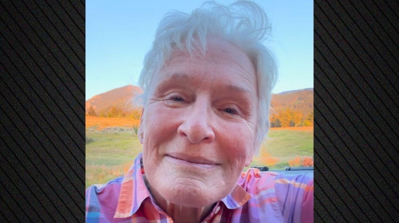 glenn-close-prek-fansat-duke-veshur-bluzen-e-nenes-se-ndjere-ndihem-e-bekuar