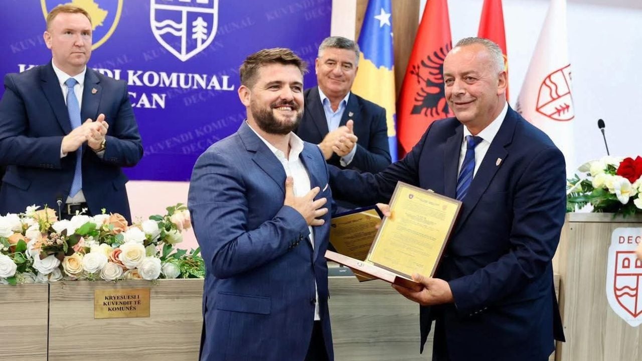  Je shembull për shqiptarët   Deçani nderon Marin Memën me titullin  Qytetar Nderi 