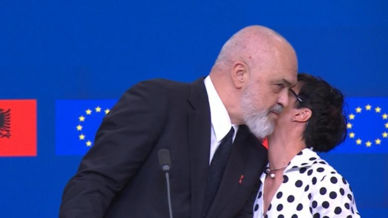 nga-agapi-mou-tek-yubim-te-batuta-dhe-puthje-ne-fjalimin-e-kryeministrit-rama-ne-berlin